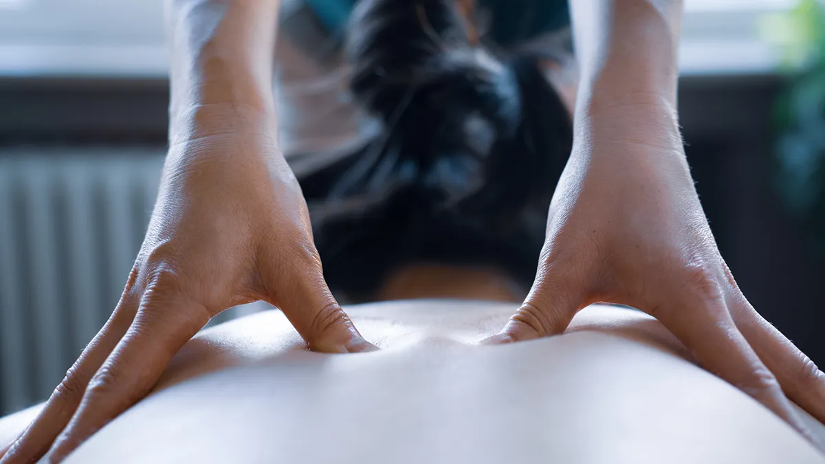 Massage du dos et de la nuque à l'huile