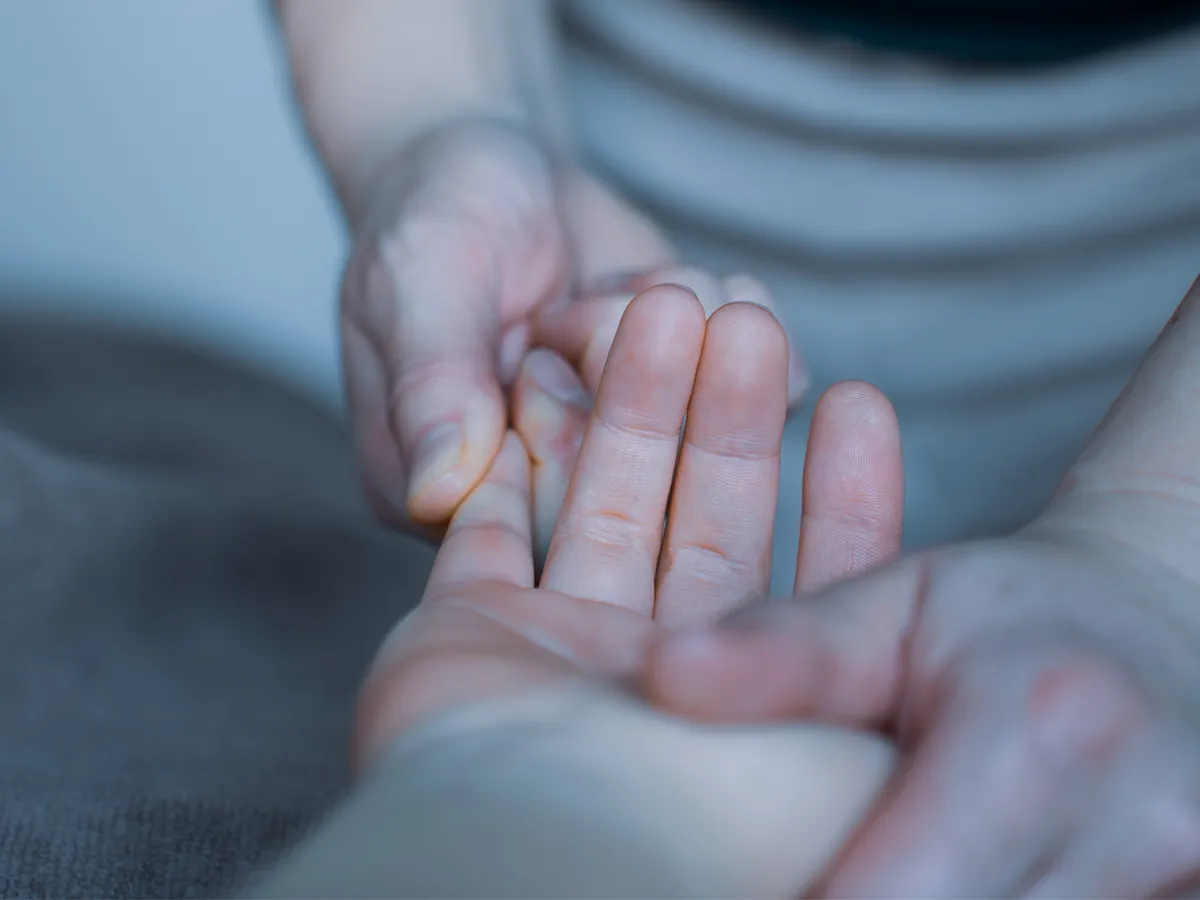 Massage des mains, des épaules et de la nuque à l'huile